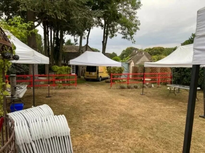Tables, nappes, verres, chaises, chapiteaux. Location dans le 27, 28, 78