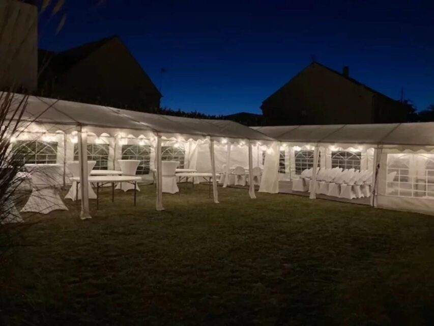 Tables, nappes, verres, chaises, chapiteaux. Location dans le 27, 28, 78