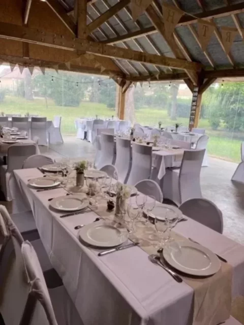 Tables, nappes, verres, chaises mises en situation. Location dans le 27, 28, 78