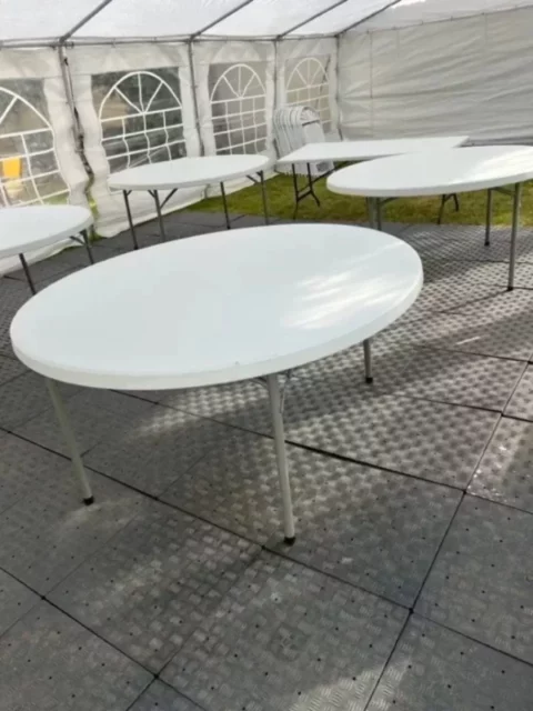 Tables, nappes, verres, chaises mises en situation. Location dans le 27, 28, 78