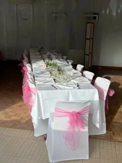 Tables, nappes, verres, chaises mises en situation. Location dans le 27, 28, 78