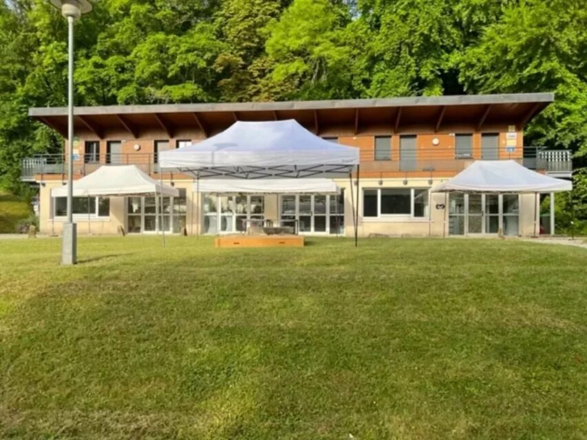 Tables, nappes, verres, chaises mises en situation. Location dans le 27, 28, 78