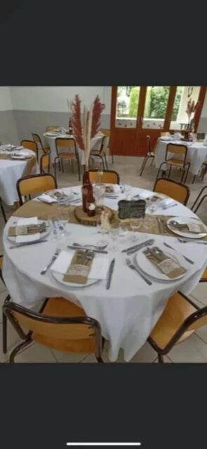 Tables, nappes, verres, chaises mises en situation. Location dans le 27, 28, 78