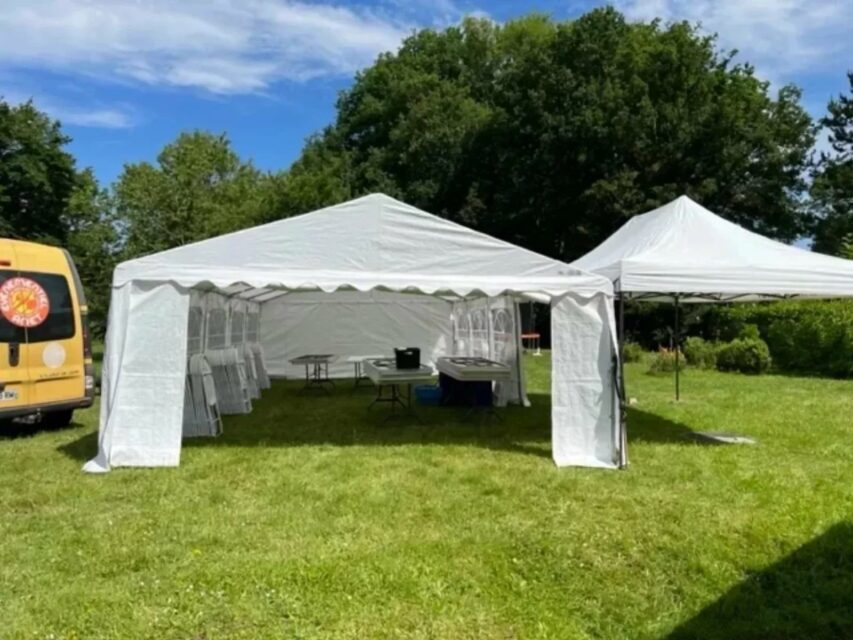 Tables, nappes, verres, chaises mises en situation. Location dans le 27, 28, 78