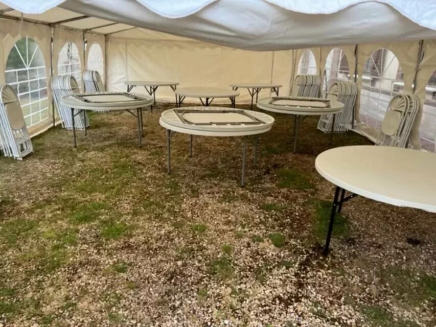 Tables, nappes, verres, chaises mises en situation. Location dans le 27, 28, 78