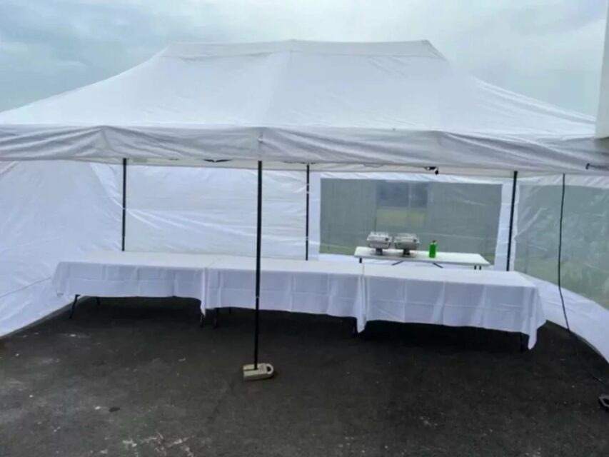 Tables, nappes, verres, chaises mises en situation. Location dans le 27, 28, 78