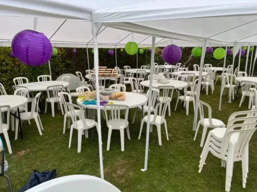 Tables, nappes, verres, chaises mises en situation. Location dans le 27, 28, 78
