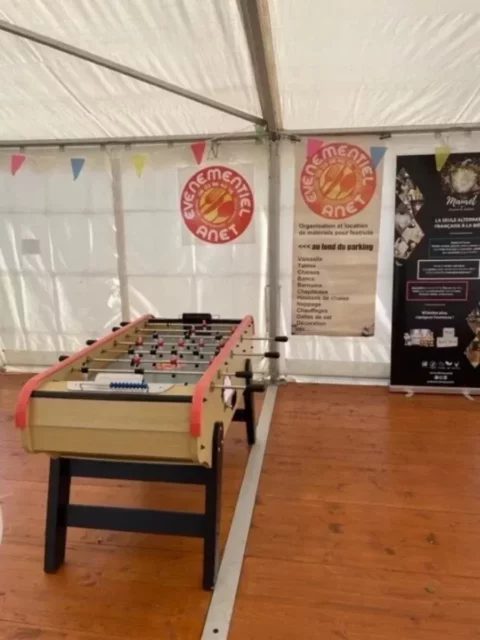 Tables, nappes, verres, chaises mises en situation. Location dans le 27, 28, 78