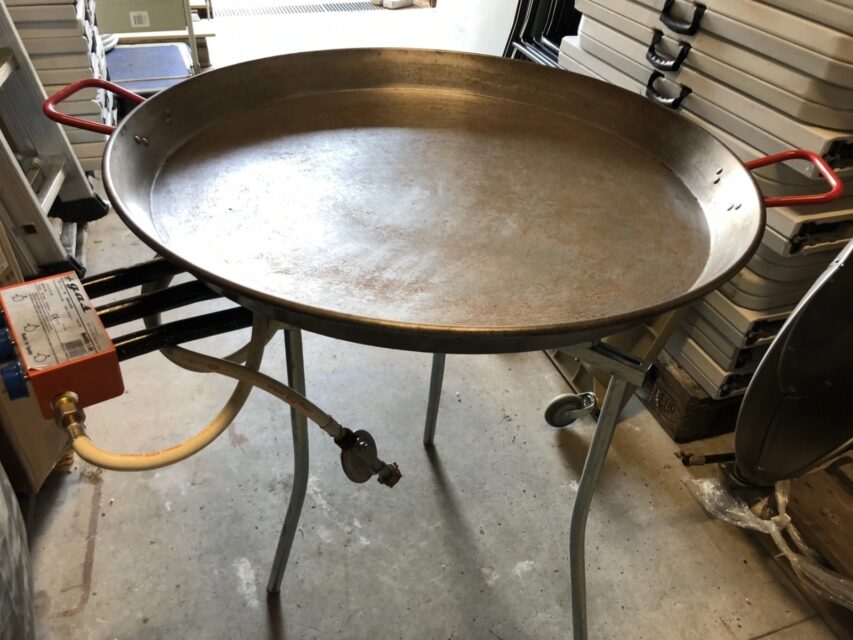 Tables, nappes, verres, chaises, chapiteaux. Location dans le 27, 28, 78